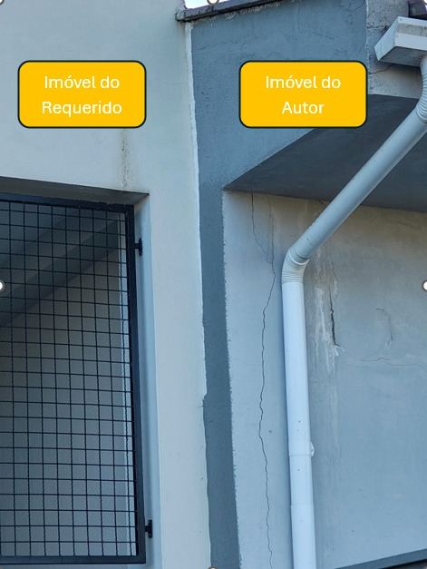 Fissura vertical na divisa entre dois imóveis, com etiquetas identificando o imóvel do autor e o do requerido.